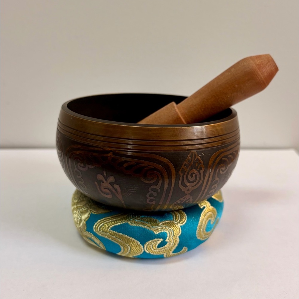 Brass singing bowl set with cushion, wooden mallet and case